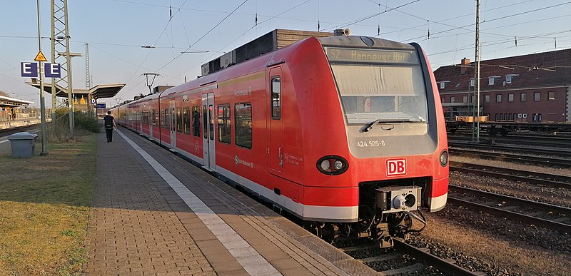 File:DB 424 505 S-Bahn Hannover Nienburg 2004081857.jpg