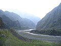 En regardant vers le nord le long de la gorge (à 8 km au sud du point de contrôle russe en Ossétie du Nord-Alania)