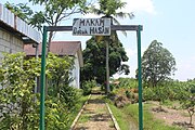 Banjar: Lawan sekepeng ka kubah makam Datu Hasan, ulama matan Belawang, Barito Kuala, Kalimantan Selatan. Bahasa Indonesia: Gapura menuju pusara dari Datu Hasan, ulama dari Belawang, Barito Kuala, Kalimantan Selatan. English: Gate to the Tomb of Datu Hasan, a cleric from Belawang subdistrict, Barito Kuala Regency, South Kalimantan.