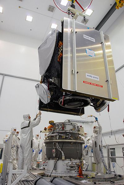 File:Dawn Spaceprobe is lifted onto the upperstage.jpg