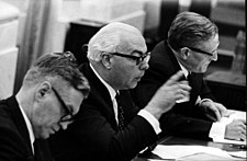 Minister van Sociale Zaken en Volksgezondheid Gerard Veldkamp en staatssecretarissen van Sociale Zaken en Volksgezondheid Louis Bartels en José de Meijer tijdens een debat over volksgezondheid in de Tweede Kamer op 21 september 1966