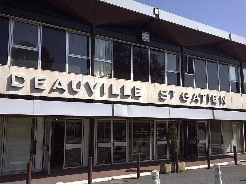 File:Deauville-St-Gatien-Aeroport-Aerogare.jpg