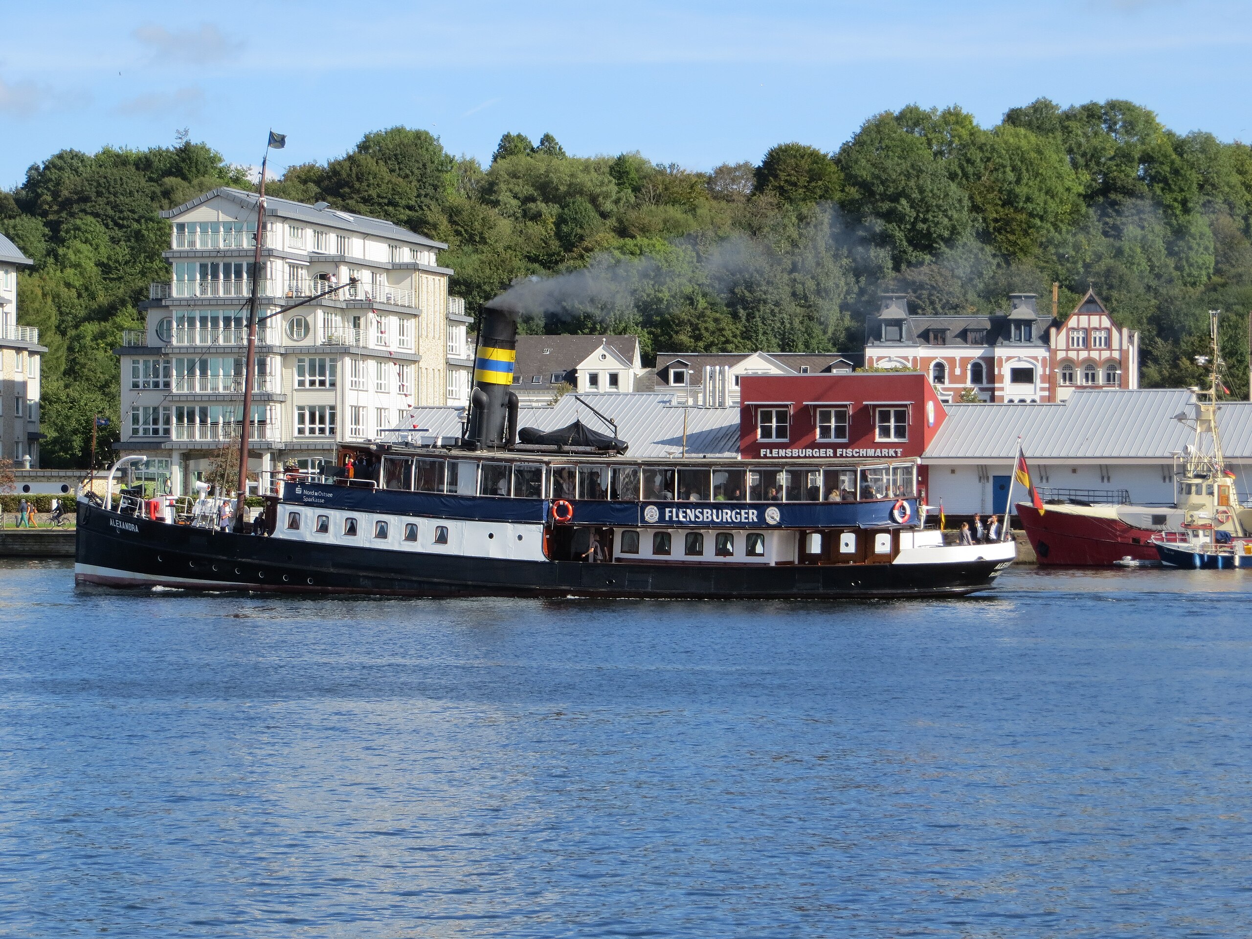 Fichier:Der Dampfer Alexandra fährt im Flensburger Hafen.JPG — Wikipédia