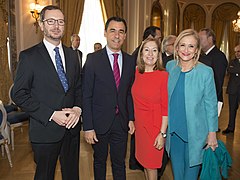 左からハビエル・マロート下院議員、フェルナンド・マルティネス・マイロ国民党副事務総長、アナ・パストール・フリアン下院議長、シフエンテス（2017年11月7日）