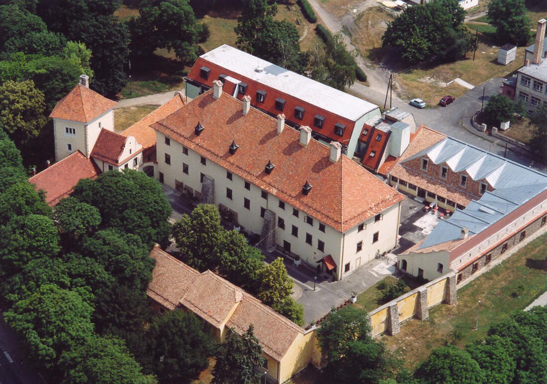 File:Devecser - Palace.jpg