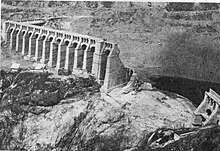 The dam after the failure, showing the collapsed section Diga gleno1.jpg