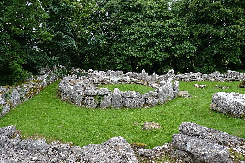 File:Din Lligwy stone hut, Anglesey.JPG