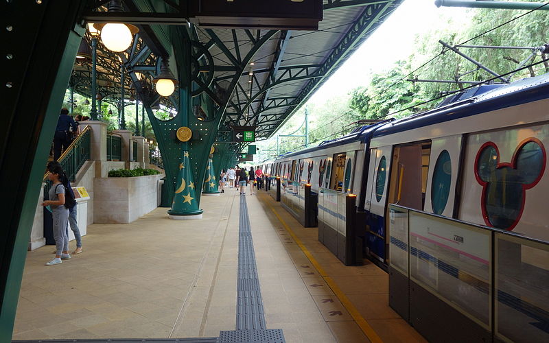 File:Disneyland Resort Station Platform 20130726.jpg