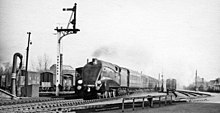 Streamlined B17/5 No. 2870 entering Stowmarket in 1940 Down express entering Stowmarket, 1940 - Wartime (geograph 4956058).jpg