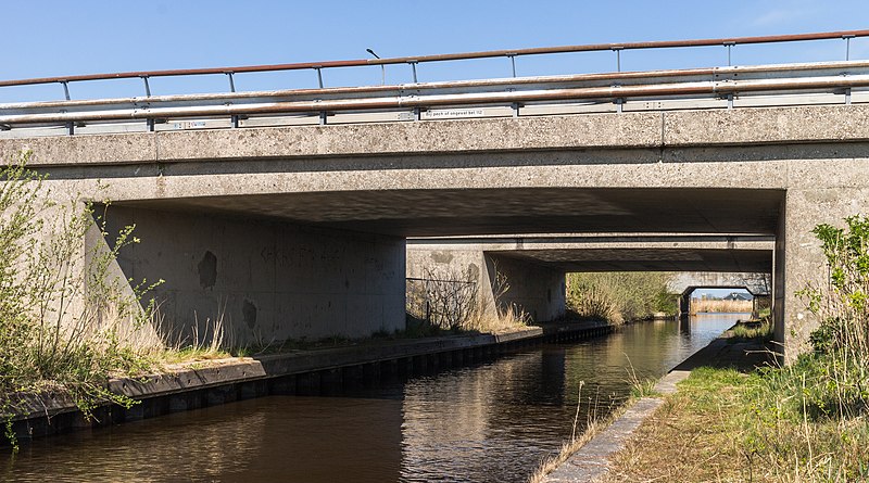 File:Drie bruggen over de Fammensrakken ter hoogte van de Aldewei Boornzwaag. 09-04-2020. (actm.) 03.jpg