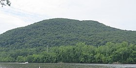 Гора Нонотак (пик справа)