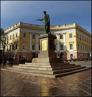 Памятник ришелье в одессе. Памятник Дюку де Ришелье. Памятник де Ришельё в Одессе. Памятник Дюку в Одессе. Памятник Дюку Ришелье в Одессе.