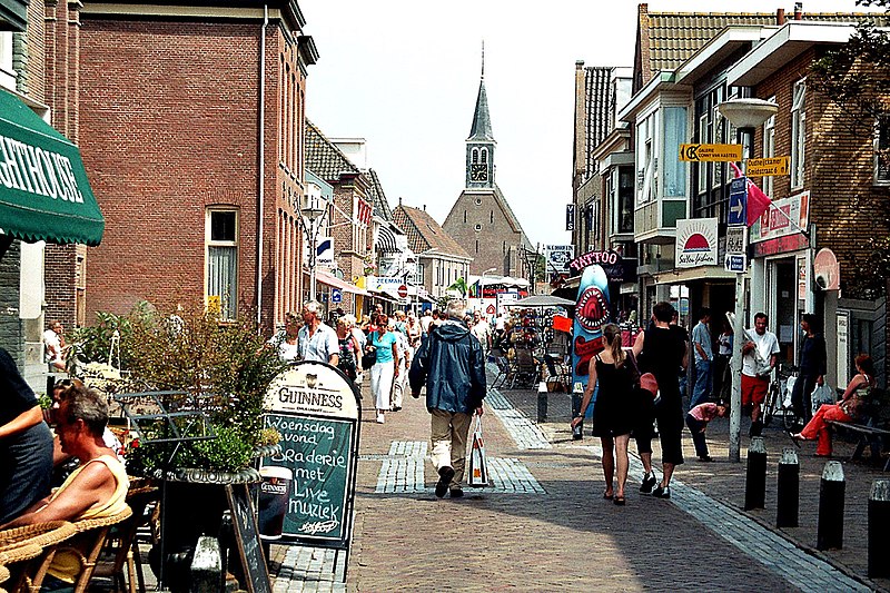 File:Egmond aan Zee, the Voorstraat, view to the Nederlands Hervormde Kerk.jpg