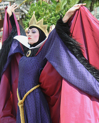 Королева зла. Evil Queen Cosplay. Белоснежка и 7 гномов злая Королева костюмы. Костюм злой королевы Белоснежка. Белоснежка и 7 гномов злая Королева кукла.