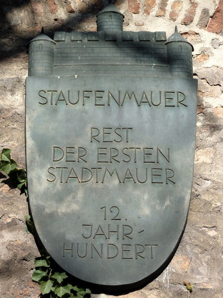 File:FFM Staufenmauer-Plakette.jpg