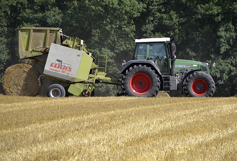 File:Fendt 714 Vario with a Claas-baler.jpg