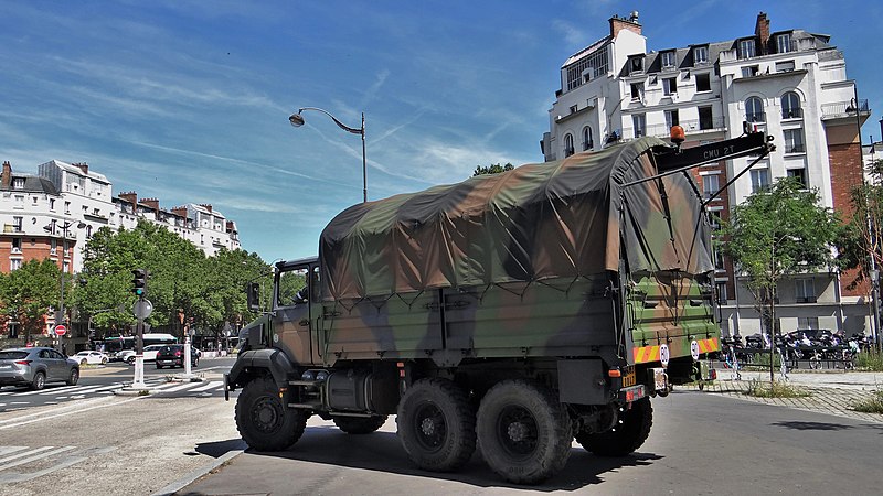 File:Fin de défilé 14 juillet 2022, Paris Porte d'Orléans (1) 22.jpg