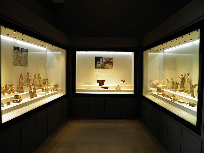File:Finds from the rock-cut chamber tomb, Archaeological Museum, Pella (7076059367).jpg
