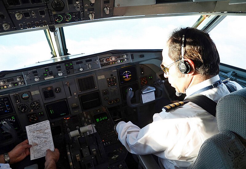 File:Fokker 100 Cockpit.JPG