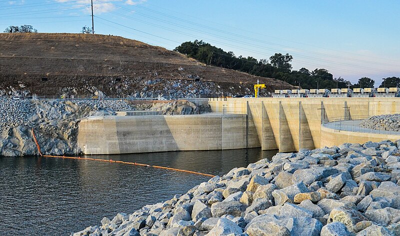 File:Folsom Dam Auxiliary Spillway Completion Ceremony (37072413334).jpg