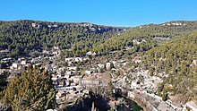 Vue de Fontaine-de-Vaucluse depuis le château