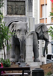 Fontaine des elephants Chambery.JPG