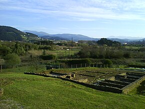 Paisagem rural de Forua com o povoado romano do século I d.C. em primeiro plano