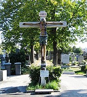 Das Heimkehrerkreuz im Zentrum des Stadlauer Friedhofs