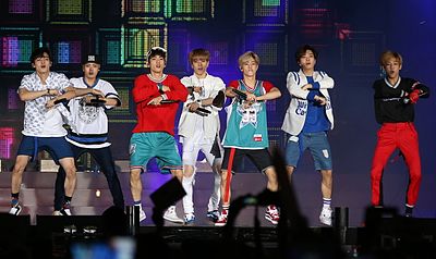 GOT7 на фестивалі KCON, серпень 2015 року. Зліва направо: JB, Джексон, Джиньон, Югьом, Марк, Йондже, Бем Бем