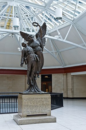 Скульптура L'Ange de la Victoire на вокзале Виндзор.