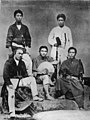 Офіцери японського військового корабля «Касуга Мару». Серпень 1869. Офіцер третього класу Тоґо вдягнений у біле справа у другому ряду.