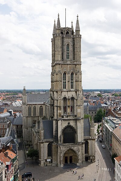 File:Gent-Sint-Baafskathedraal vom Belfried aus gesehen.jpg