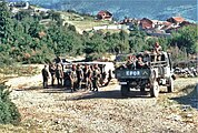 Duitse KFOR-soldaten op patrouille in het zuiden van Kosovo, 1999