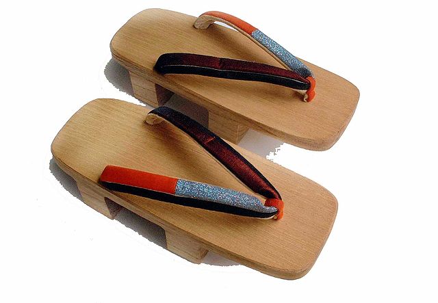 A pair of two-teeth men's geta with red and blue straps