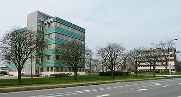 Koops voormalige dochterondernemingen Geveke en Nacap (Nederlandse Aannemers Combinatie Aanleg Pijpleidingen) op Airpark Eelde bij de ingang van luchthaven Eelde