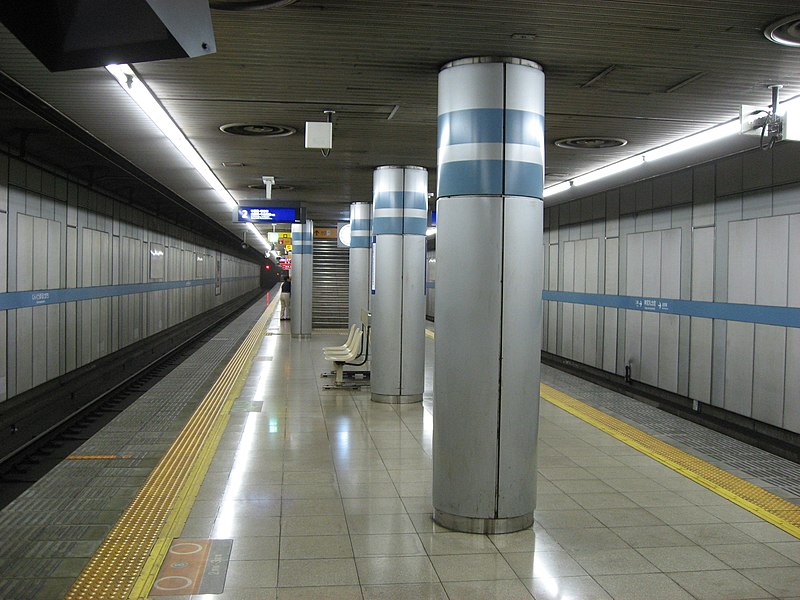 File:Gingu-Marutamachi station platform.JPG