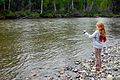 Момиче лови риба с въдица