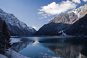 Lac du Klöntal, canton de Glaris. Le niveau de ce lac glaciaire a été rehaussé par la construction d'un barrage hydroélectrique.