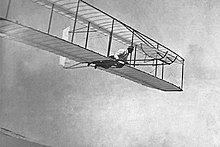 Der 1902 Glider im Oktober 1902 mit beweglichem Seitenruder hinten.