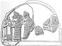 Esboço em preto e branco de uma estela parcialmente reconstruída, onde podemos ver quatro figuras em pé ao redor de uma figura ausente que parece estar sentada em um trono.