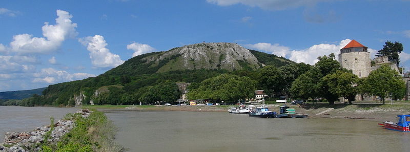 File:GuentherZ 2013-06-29 00588 Hainburg-Donau Behoerdenhafen Wasserturm Braunsberg.JPG