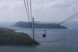 Ligne du téléphérique survolant la mer