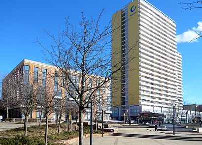 So kommt man zu dem Helene-Weigel-Platz mit den Öffentlichen - Mehr zum Ort Hier