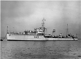 Fotografía en blanco y negro de un barco anclado visto desde el lado de babor.