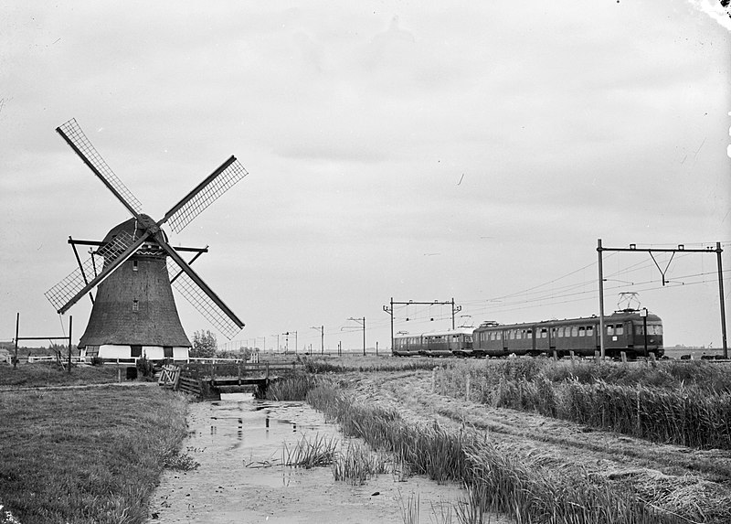 File:HUA-150904-Afbeelding van twee gekoppelde electrische treinstellen mat. 1946 van de N.S. in een landschap met molen ter hoogte van Hazerswoude.jpg