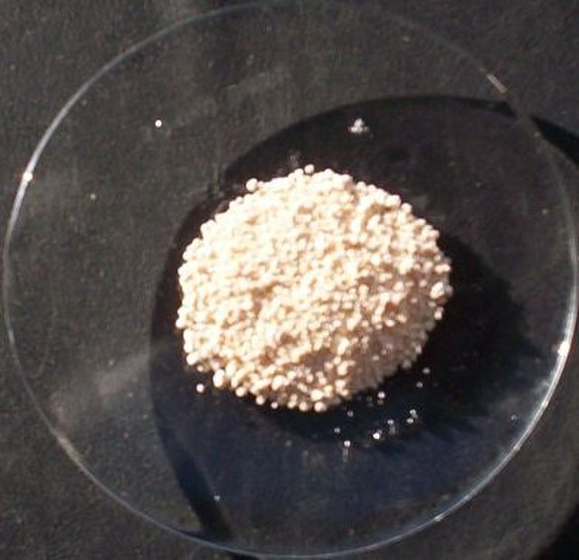 Hafnium dioxide (HfO2)