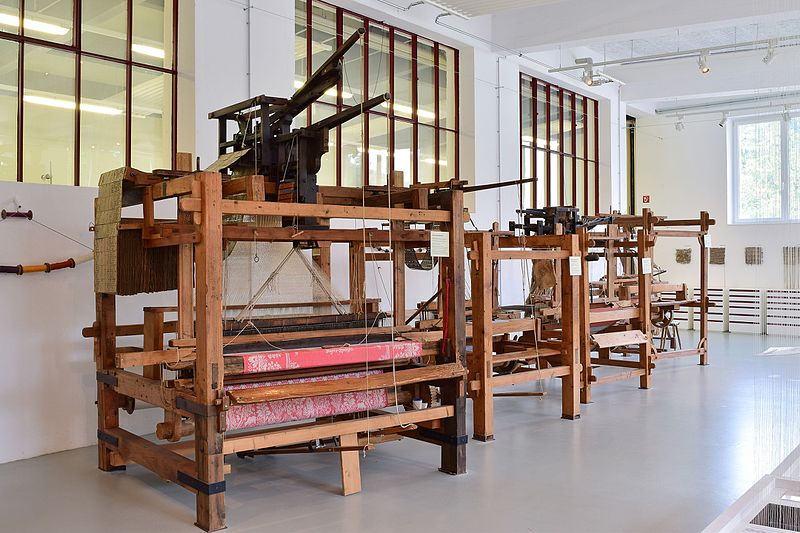 File:Haslach an der Mühl - Textiles Zentrum Haslach - 30 - verschiedene Handwebstühle.jpg