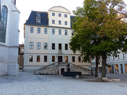 Altes Gymnasium am Herderplatz 14 Weimar; links angeschnitten die Stadtkirche