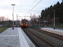 Voies, quais et arrivée d'un train InterRegion