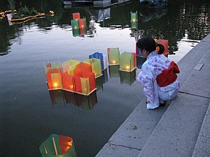 Tôrô nagashi am Maschteich, das Mädchen trägt Yukata (2010)